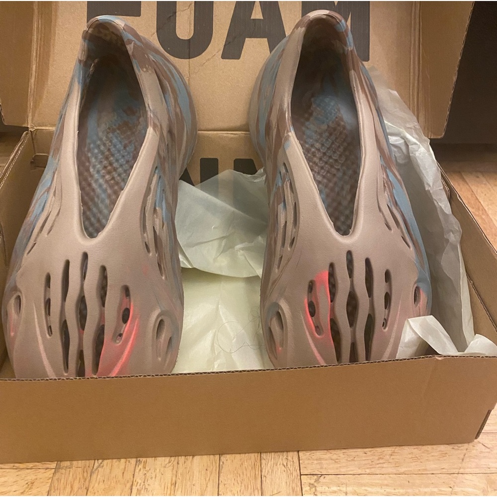 YEEZY FOAM RUNNER SIZE 7 MENS